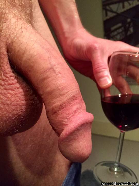 A nice gay man cock and a glass of red.  Looks like the perf
