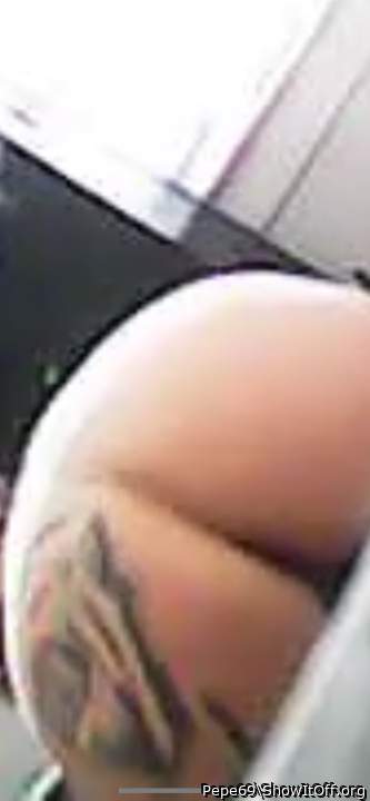 Who wants to put there big cock in my wifes ass?