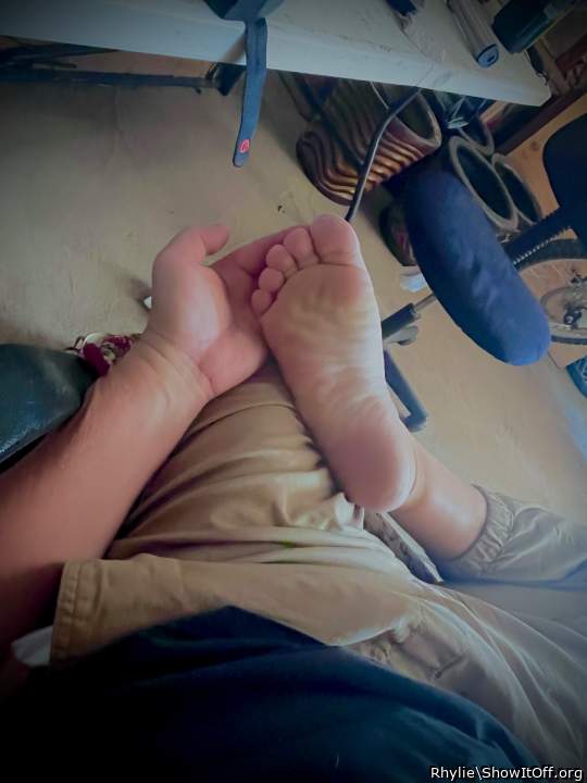 Mmmmm, sexy feet�.   