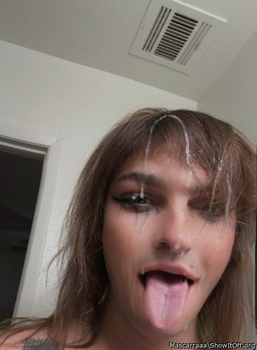 Wish I could cum on your face too 😝