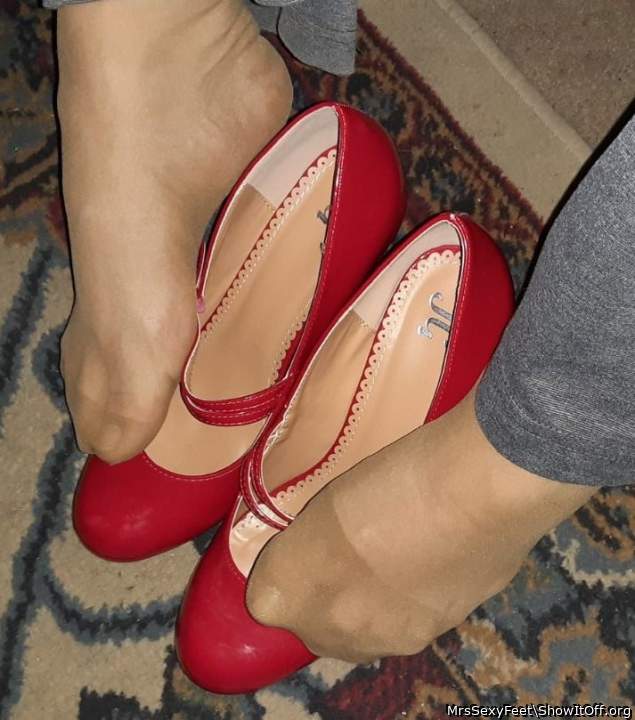 Nylons and red pumps 🥵