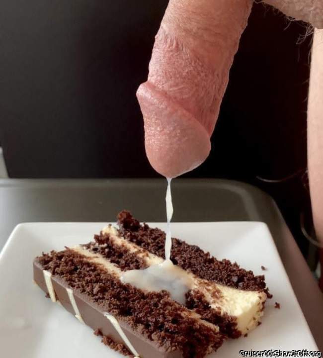 I really enjoy eating cakes with cream 