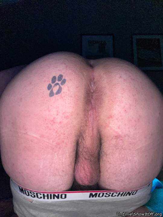 Juicy ass and tight hole😏