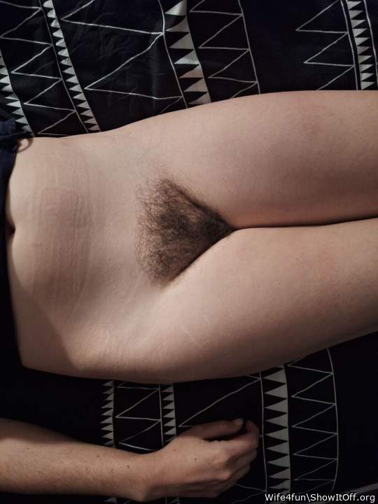 Love the bush! Gorgeous legs!