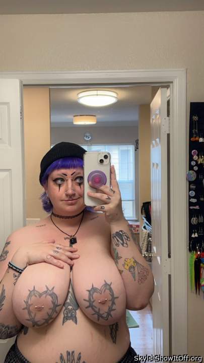 Damn i love those tattoos and tits