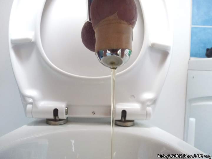 Forekin stretching egg pee