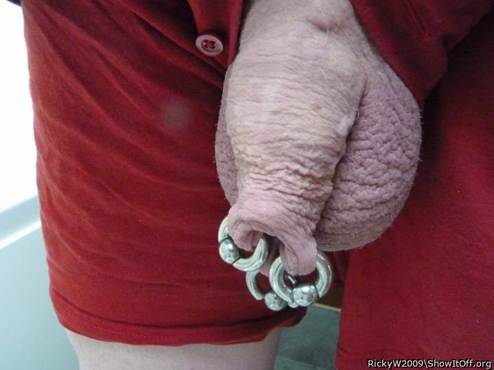 a beautiful penis, hot foreskin and the size is right  