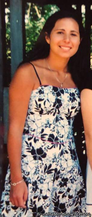Looks like a sexy MILF