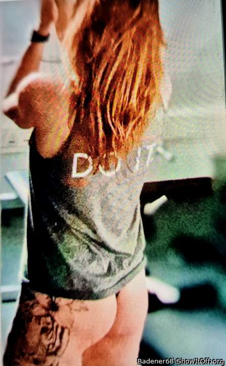 Poporitze unterm Hemd ist immer Klasse! 

This buttcrack j